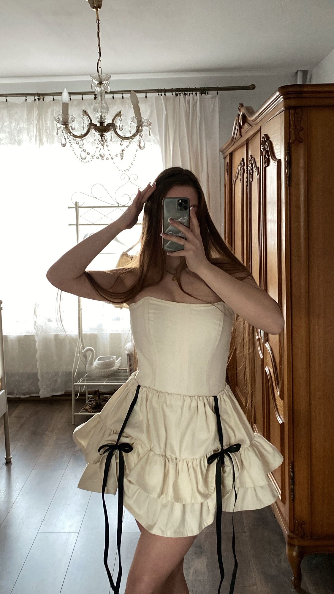 Biała spódniczka w domowym atelier