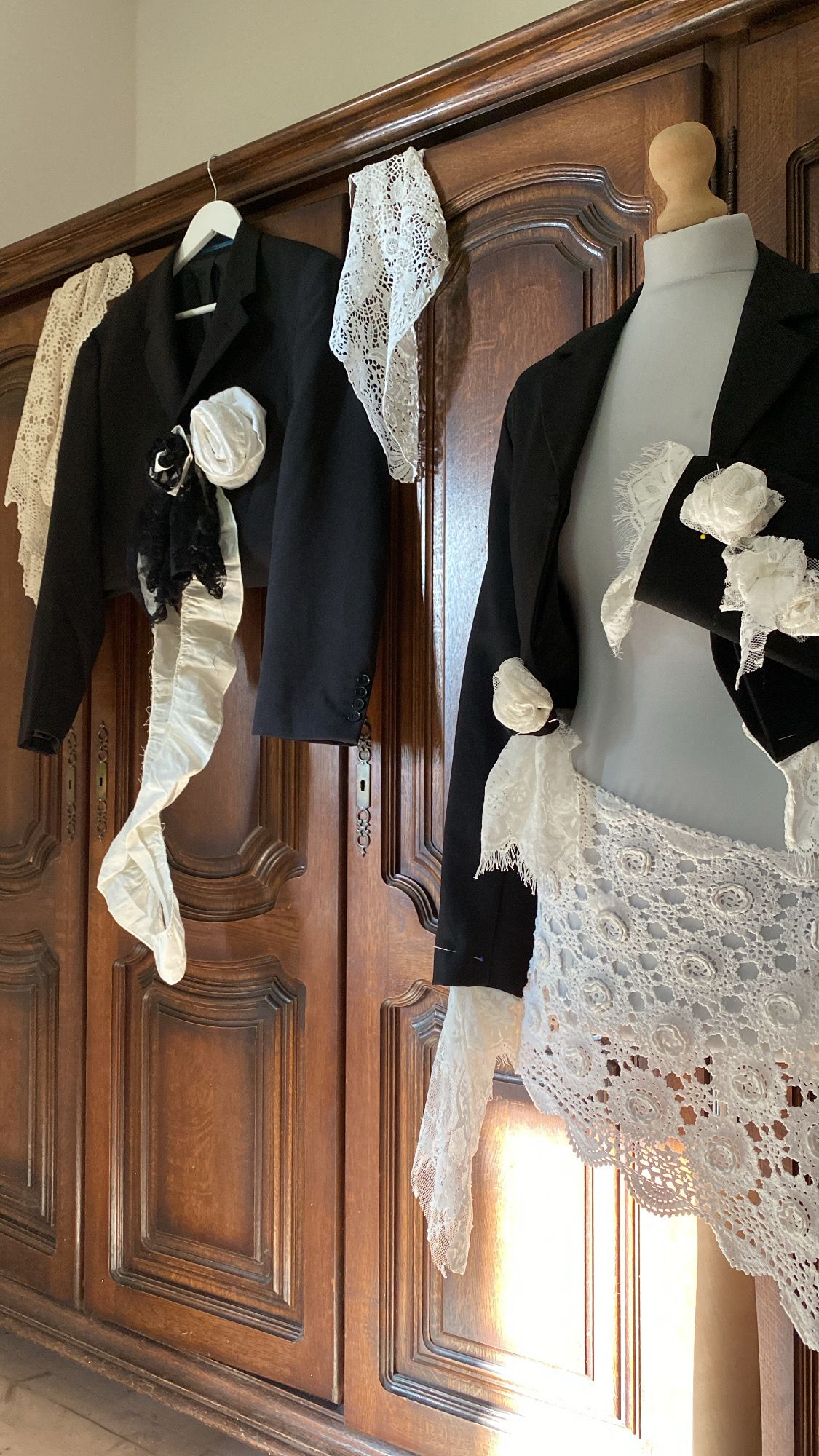 Koronka i czarne detale w atelier