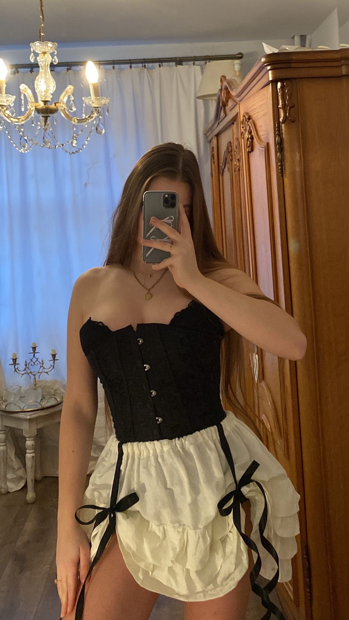 Michalina w czarnym gorsecie i białej spódniczce