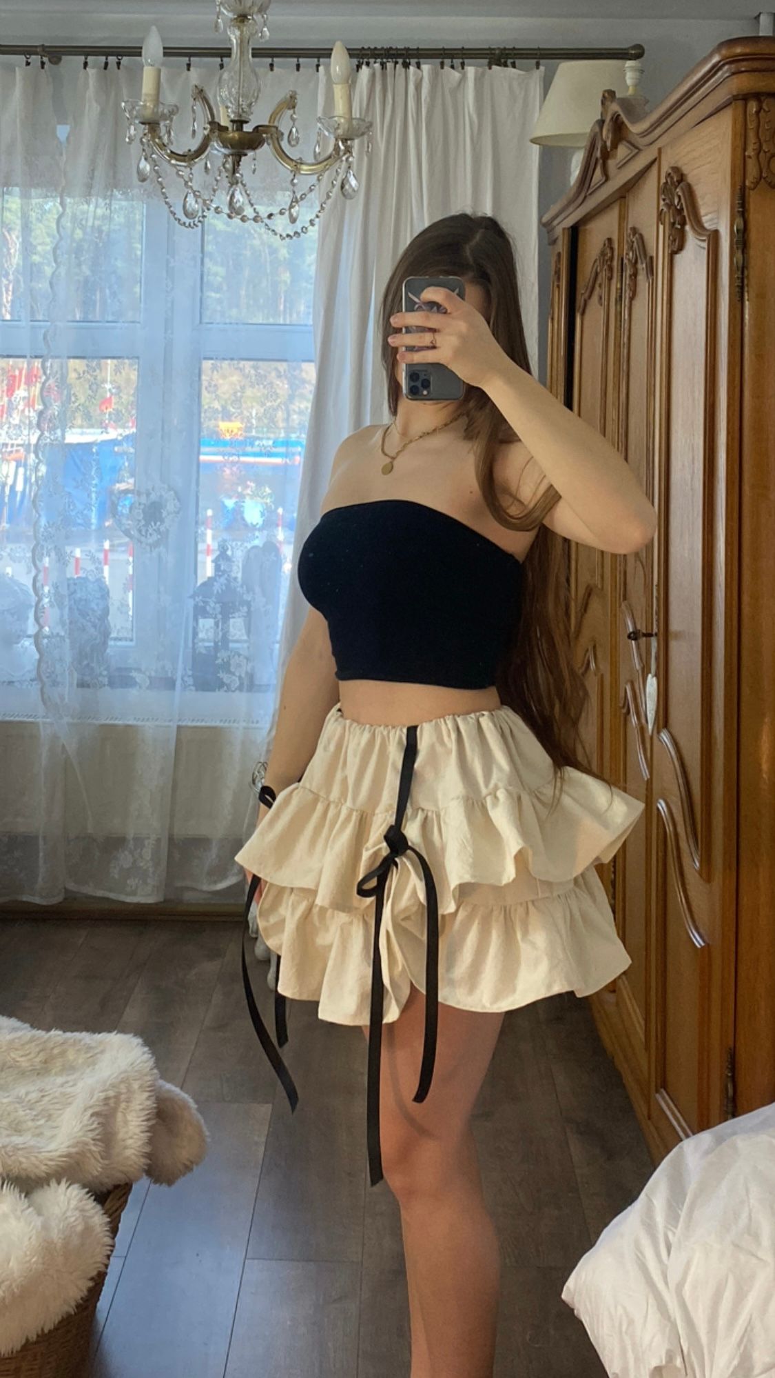 Biała spódniczka z kokardami w domowym atelier